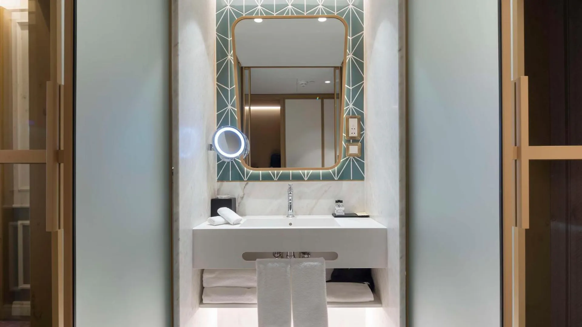 The Emerald House Lisbon - Curio Collection By Hilton 4*,